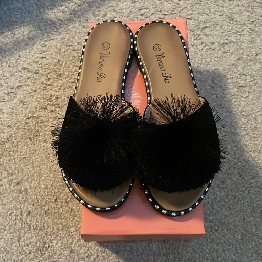 Pompom sandals